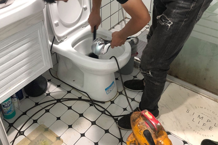 宁波马桶堵塞自己疏通还是找师傅？专业上门服务让你省时更省心